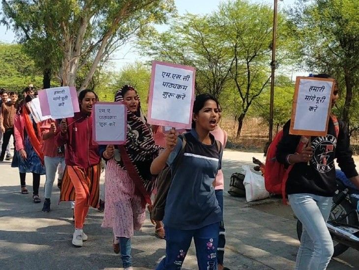Students took out rally and handed over memorandum to SDM | चांचौड़ा ...