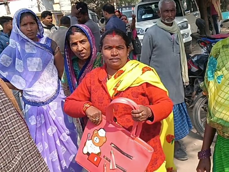 Hundreds of depositors accused of running away with about four crore