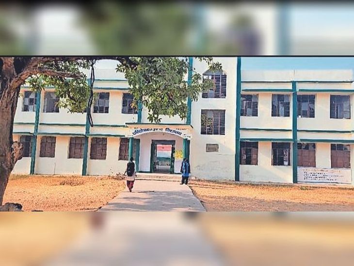 Trouble in Plus Two High School Charhi due to lack of room | प्लस टू ...