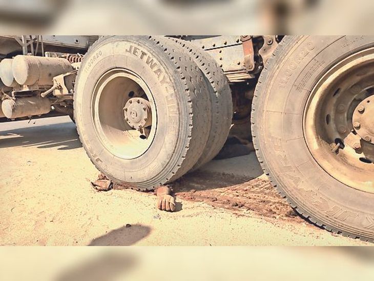 After checking the axle, the trailer crushed the truck, dragged it 50