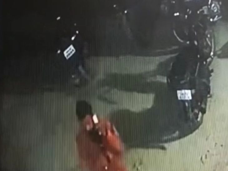 Thief caught on CCTV camera while taking bike by breaking lock