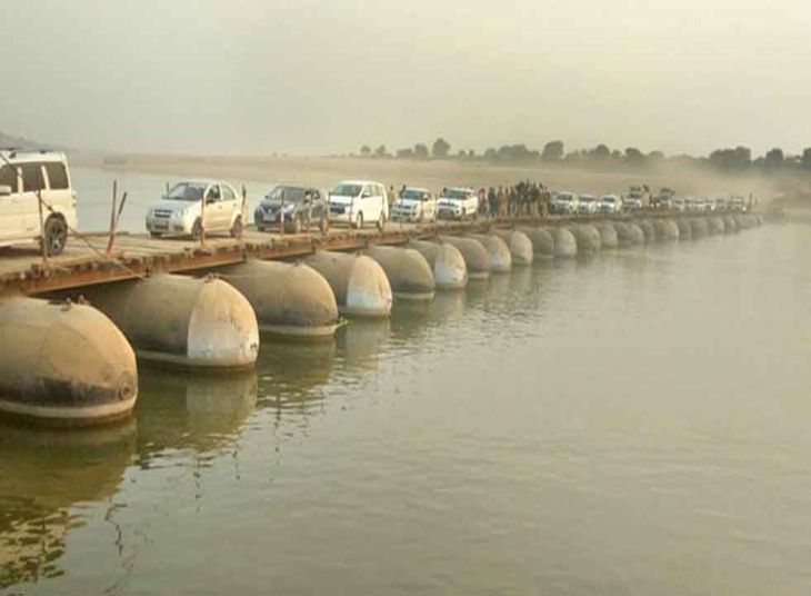 Car and loading vehicles jammed on Pontoon bridge of Usaid-Pinahat Ghat ...