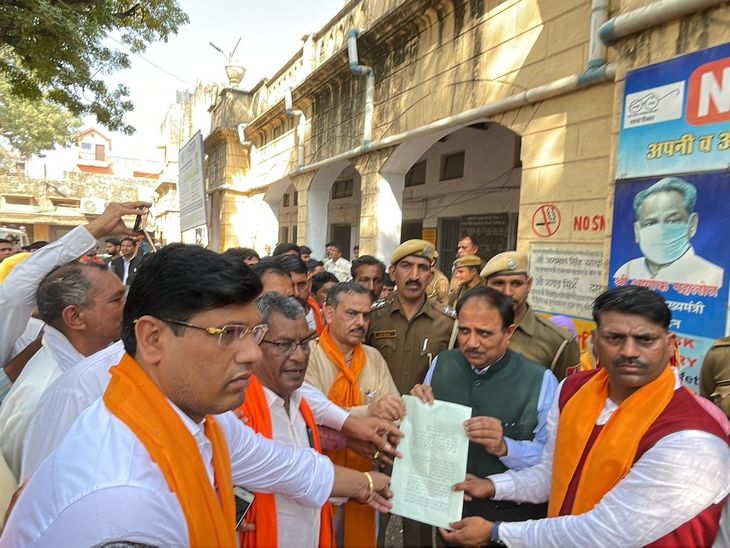 Hindu organizations came out on the road in Tijara, took out a rally ...