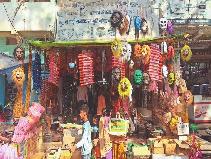 Holi color in the market, lots of new masks | त्योहार की धूम: बाजार में ...