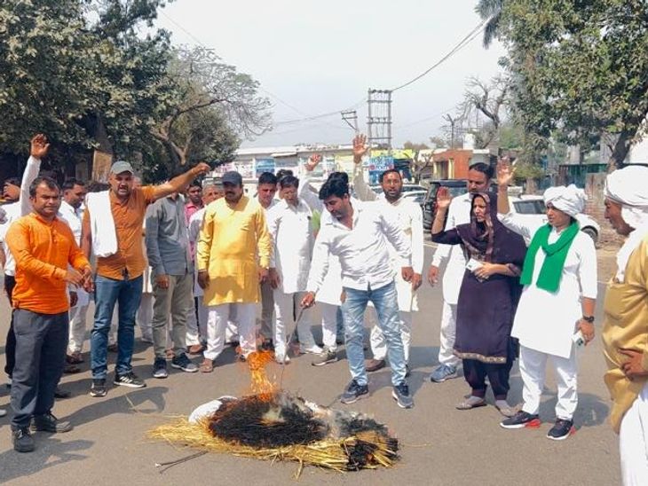 Jind Rani talab Sarpanch Protest ; Burn Manohar Lal And Dushyant ...