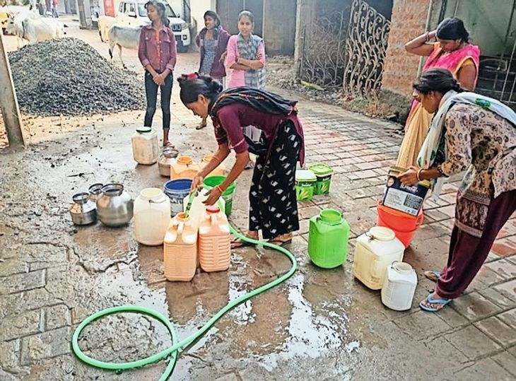 Pipeline of NalJal Yojana burst, people worried for drop by drop of