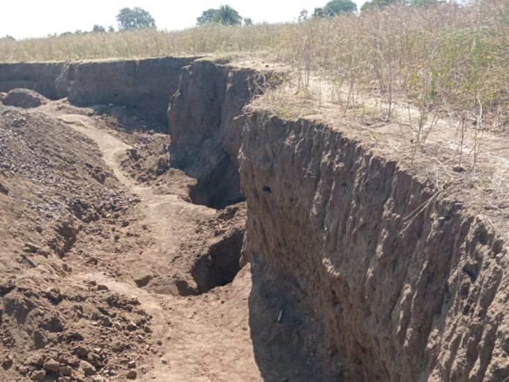 The laborer died due to being buried in the mud at Sekanpur. | रेत खदान ...