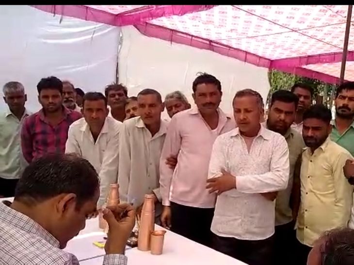 Serious allegations were made on the ration dealer for giving less ...