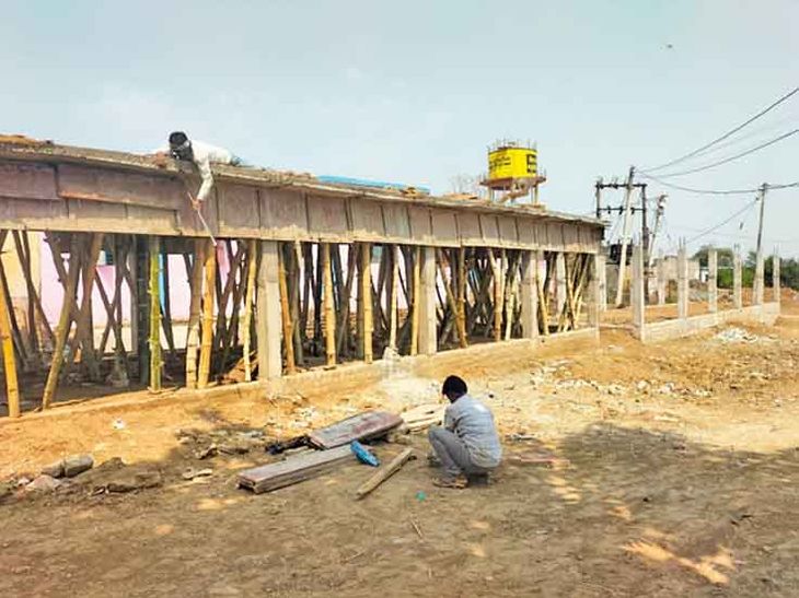 Substandard material is being used in market construction | कलेक्टर से ...