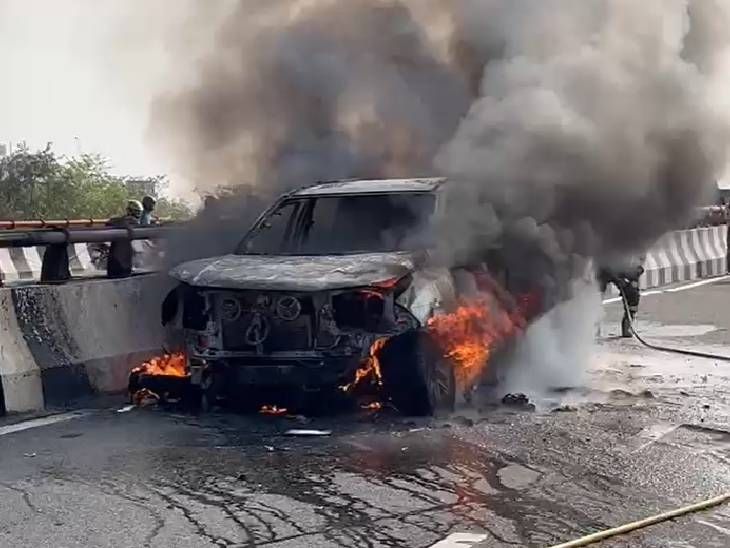 Fortuner car caught fire on elevated Two people were riding in the car ...