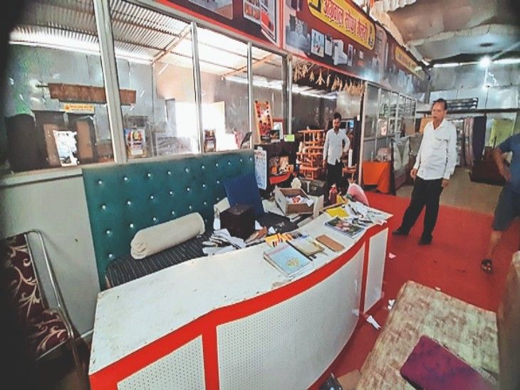 Electronic goods and cash worth Rs 2 lakh stolen by cracking the ...