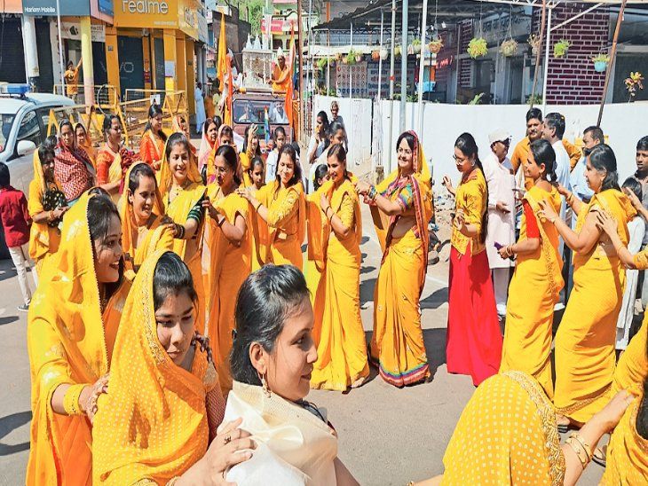 Women did Garba on the tune of Pankhida o Pankhida... | महावीर जयंती ...