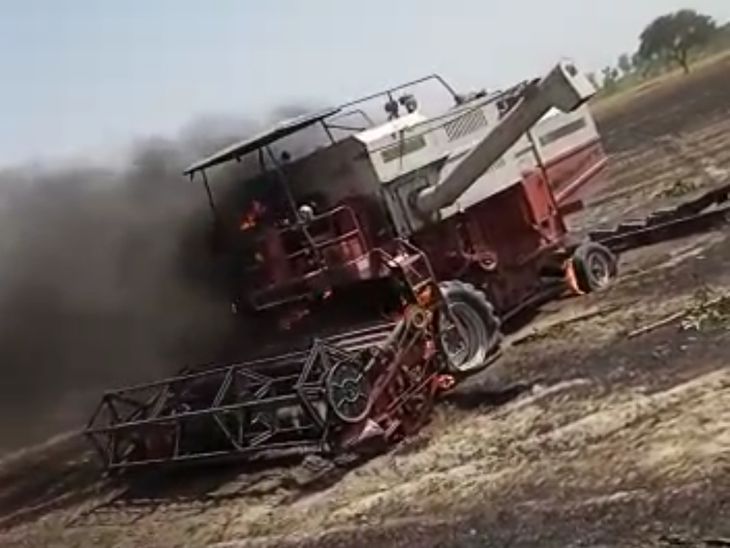 Combine machine burnt to harvest wheat, more than 12 huts and goods ...