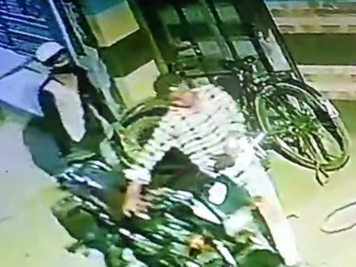 Thieves caught in CCTV cameras stealing bikes