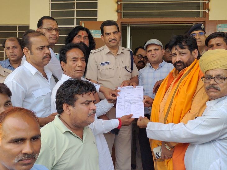 People of Rajput community surrounded the Sadar police station ...