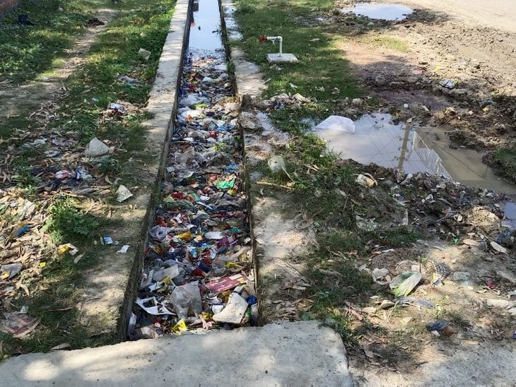 There is filth in the village, there are piles of garbage everywhere