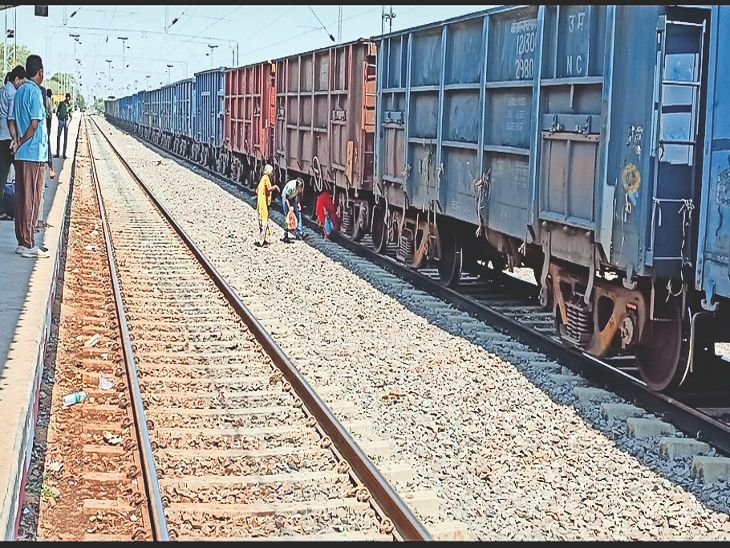 People risking their lives to get out from under the goods train and ...