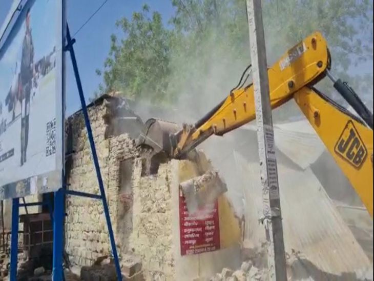 5 JCBs of the Municipal Council removed the raw encroachments in 2 ...