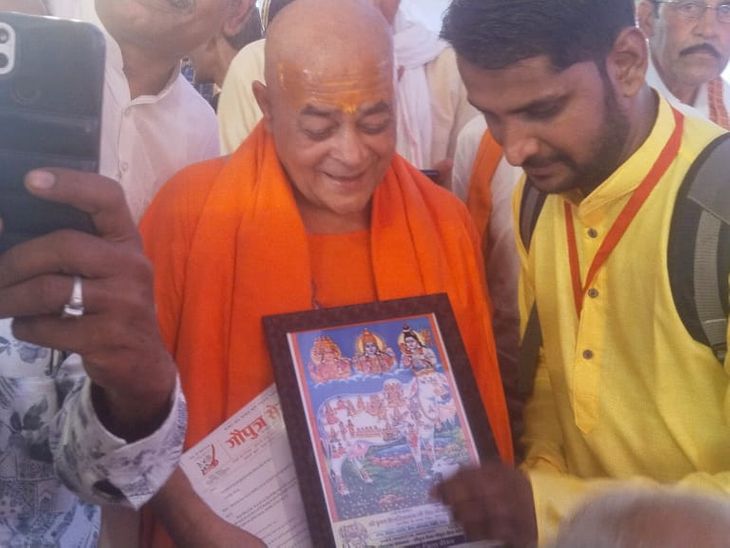 Members of Gau Raksha Dal and Gau Putra Sena organization participated ...