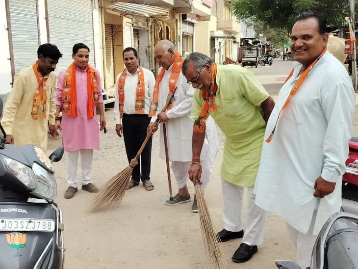On completion of 9 years of Modi government, BJP workers in Pilani gave ...