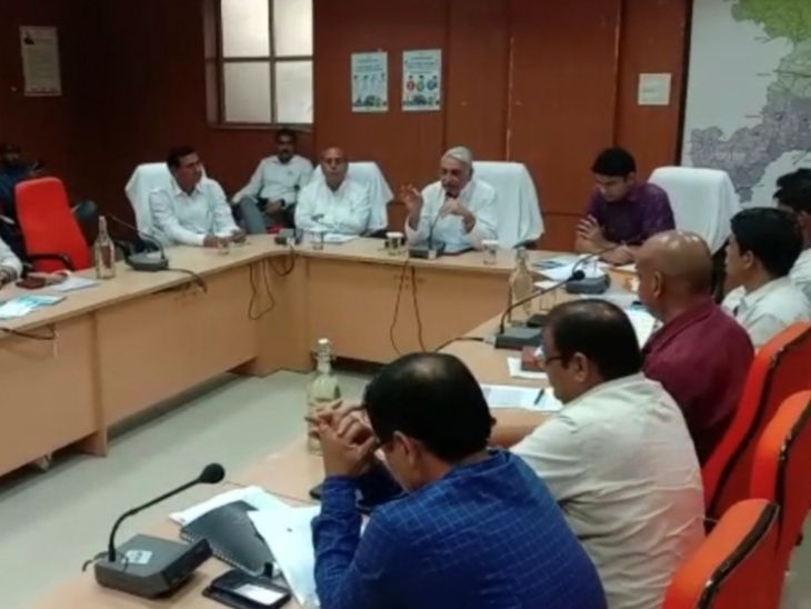 Twenty point program and flagship schemes reviewed | गरीबी और अशिक्षा ...