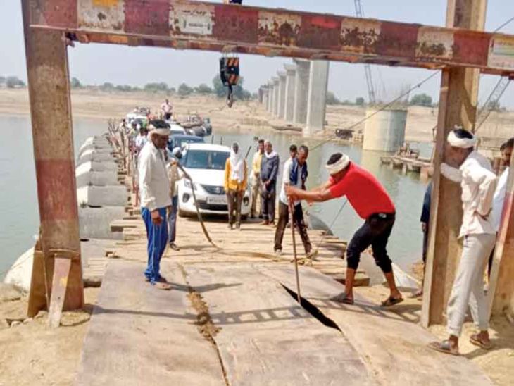 Only then did the PWD repair the pontoon bridge | परेशान हुए लोग: तब ...