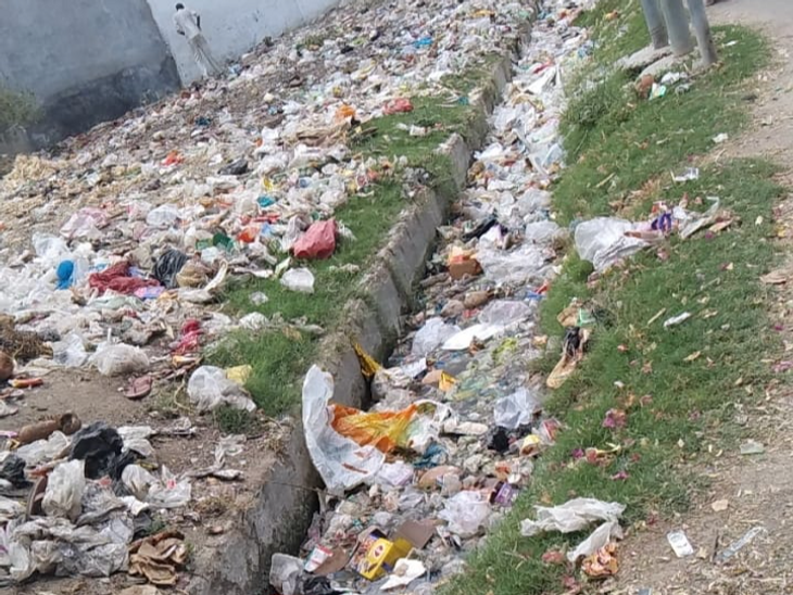 In many areas of the city, there is a pile of garbage in the vacant ...