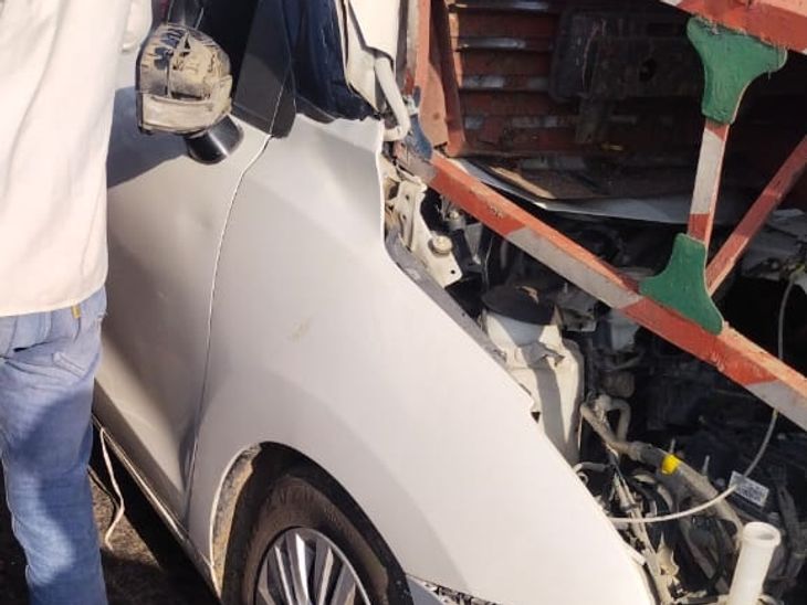 Four injured including the driver, the car rammed into the truck due to ...