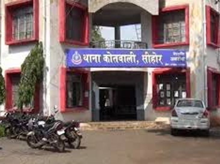 Sehore - One accused arrested with fake notes | नकली नोटों के साथ एक ...