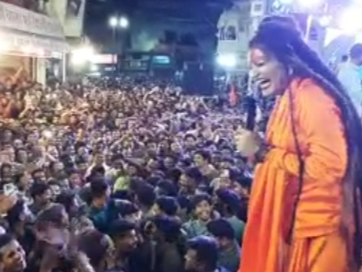 This saffron color fame Shahnaz Akhtar spread the magic of her voice in