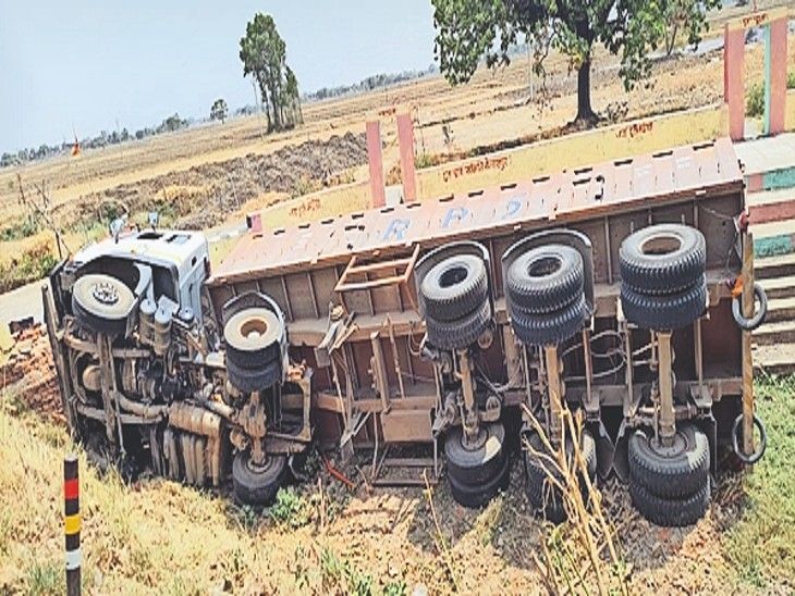 The driver and the helper were injured after the truck overturned in a ...