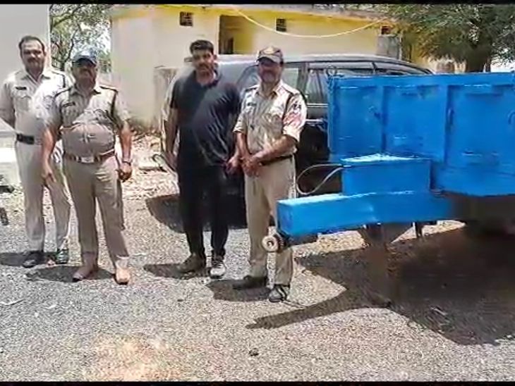 The trolley was stolen by tying it with a rope, the police caught both ...