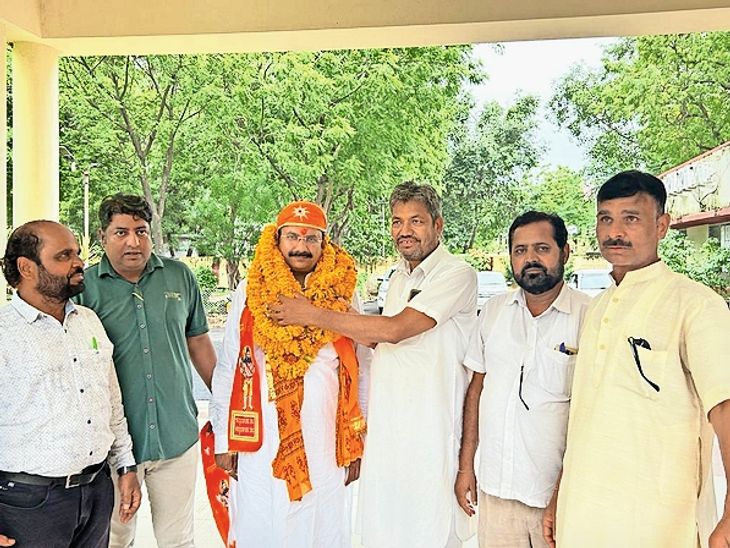 Pandit Suresh Mishra, National President of Sarva Brahmin Mahasabha ...
