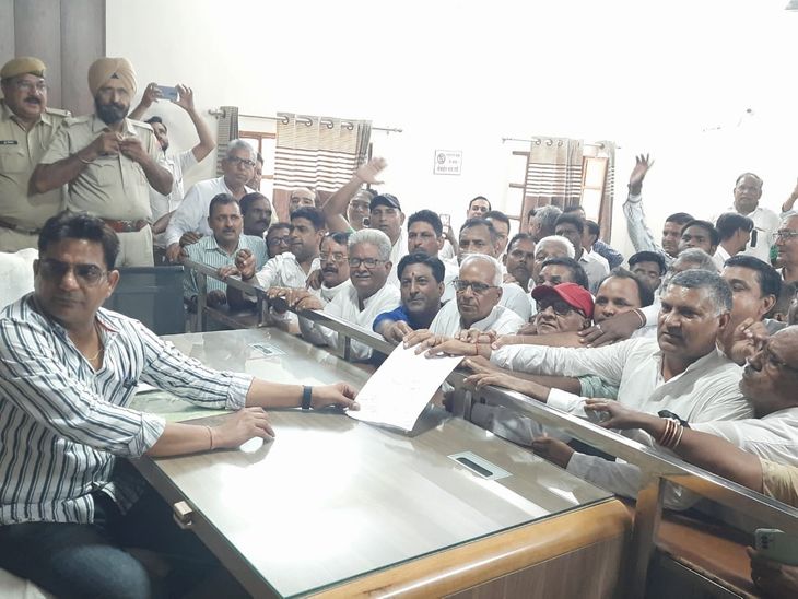 Completed 100 days of hunger strike, e-rickshaw rally taken out from ...