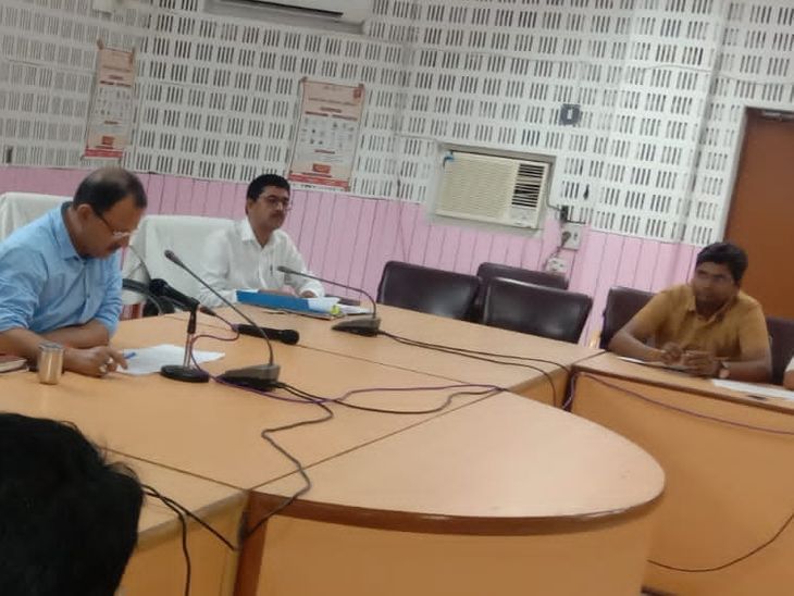 In Ballia, DM sought clarification from absent market secretary