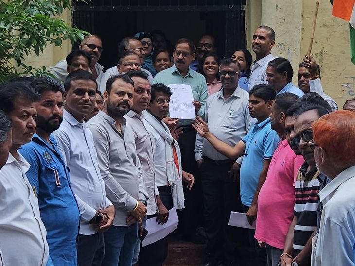 Taking out a rally, a memorandum was handed over to the SDM in the name ...