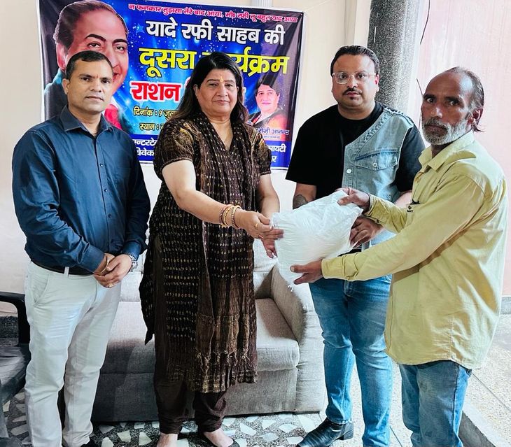 Society distributed ration in slum area | सोसाइटी ने स्लम एरिया में ...