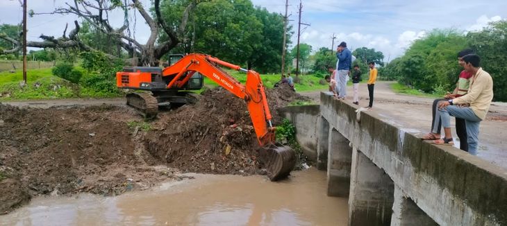 Cleaning of drains to deal with the problem of water logging | जलभराव ...