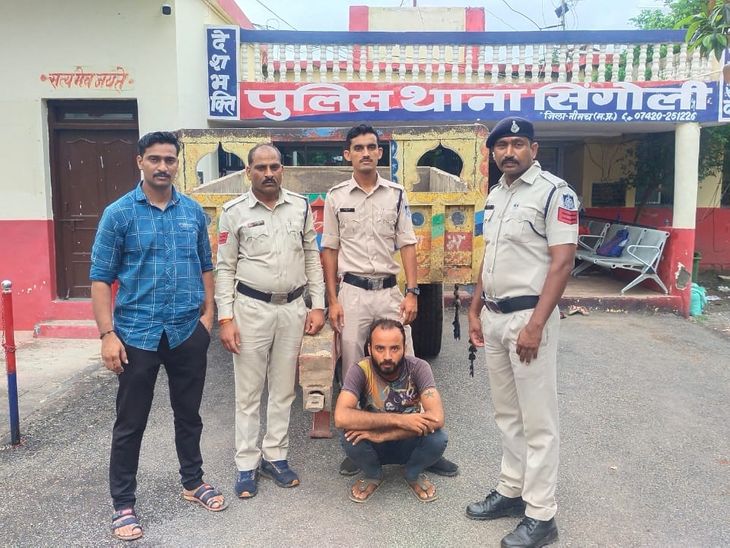 Police caught the thief on the information of the informer, the ...