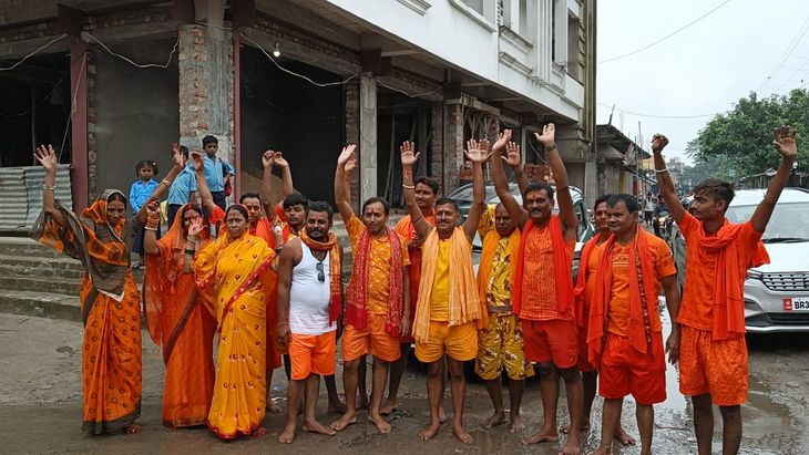 The first batch of Kanwariyas left for Deoghar from Simraha | सिमराहा ...