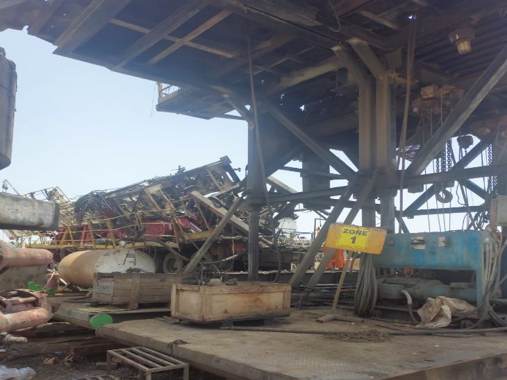 Pressure jack damaged while drilling, rig fell, engineer-laborers saved ...