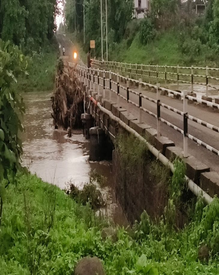 Due to rain, damage to the railing due to the wood stuck between the ...