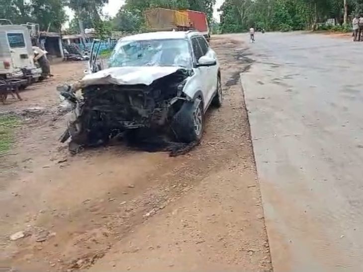Uncontrolled car collided with truck, driver died | नौरोजाबाद क्षेत्र ...