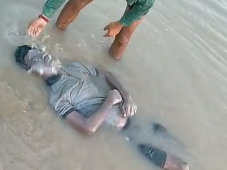 The young man drowned in the affair of saving the buffalo | नदी में ...