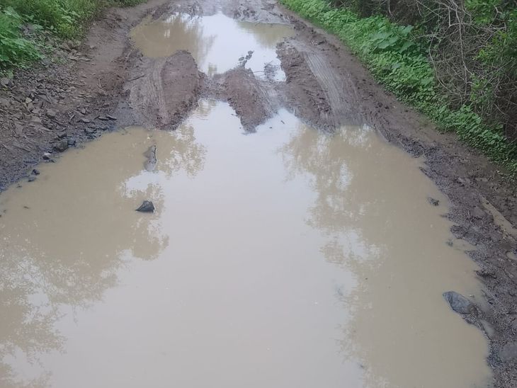 Villagers forced to dig out of the mud, Panch said - no road, no vote ...
