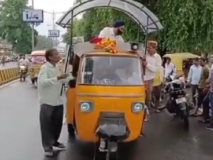 Former minister went on Rath Yatra in auto to get ticket | टिकट पाने ...