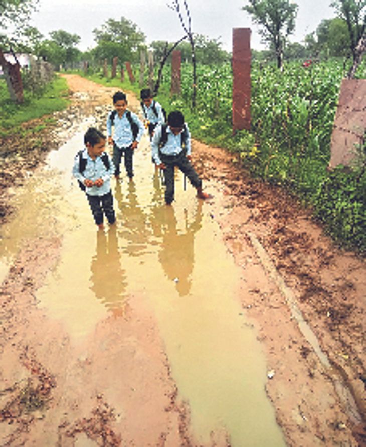 Rain water filled on the way in Patyan Wali Dhani, traffic disrupted ...