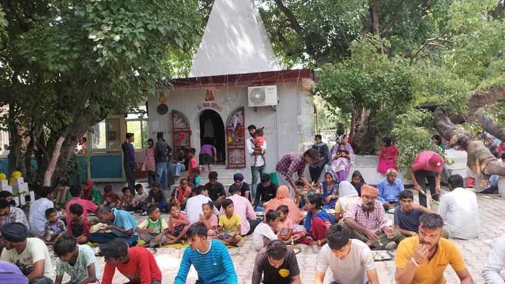 Bhandara set up in the ancient Shiva temple Arna Barna Karoran ...