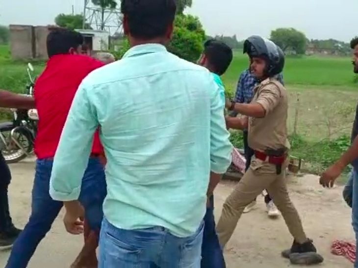 VIDEO of two parties fighting in front of a policeman went viral ...