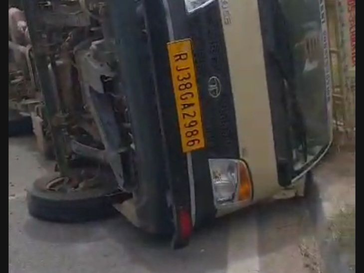 Loading tempo overturned due to truck collision | ट्रक की टक्कर से ...